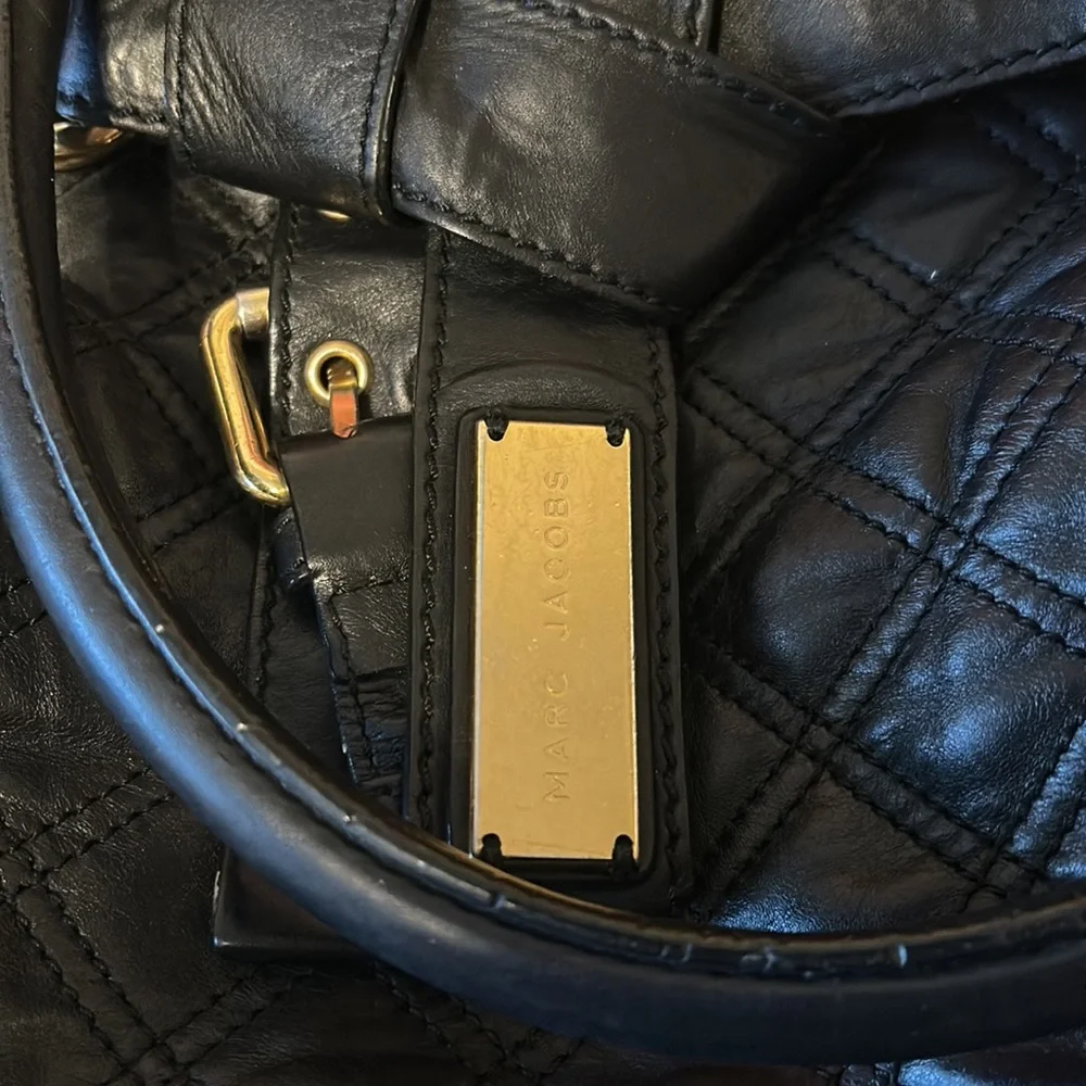 Black Marc Jacobs bag! Great shoulder bag with lots of room. A classic. - Picture 3 of 6